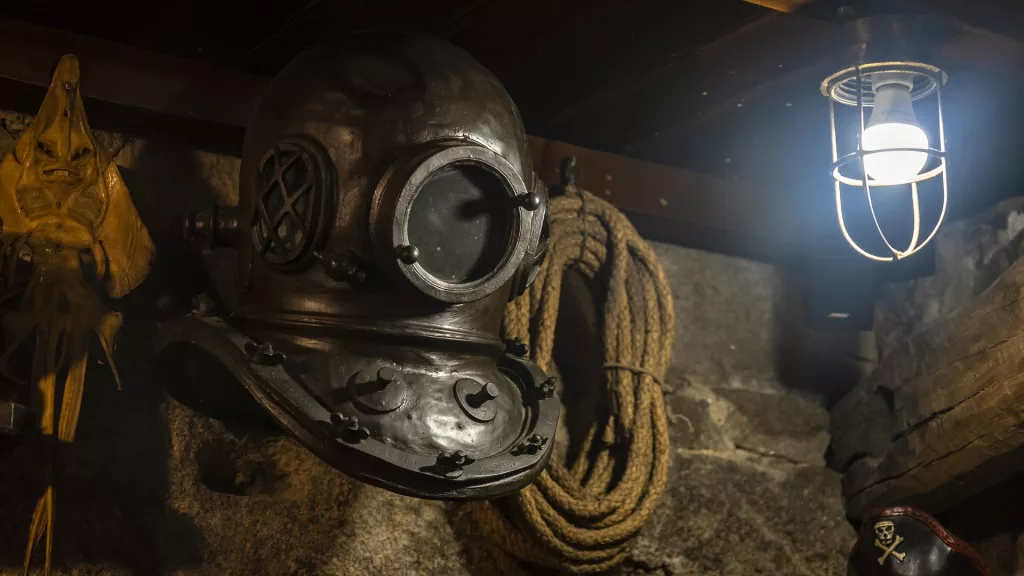 old type diver helmet and a rope